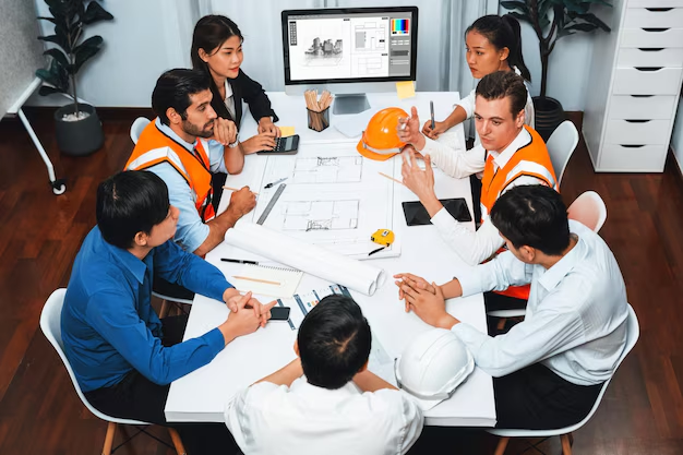 reunión de planificación entre interiorista y constructor en Madrid.