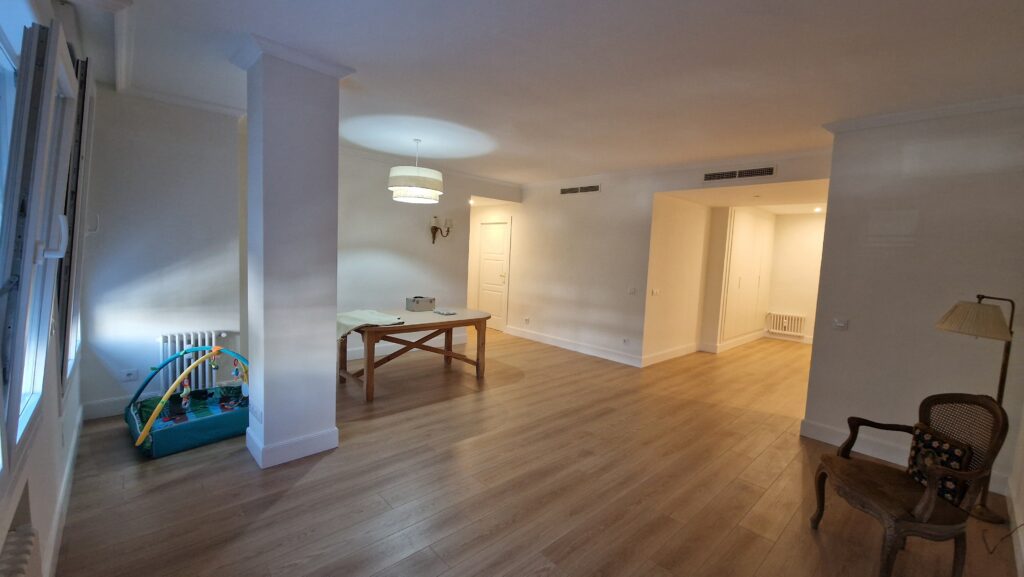 Acabado premium en reforma de interiores.