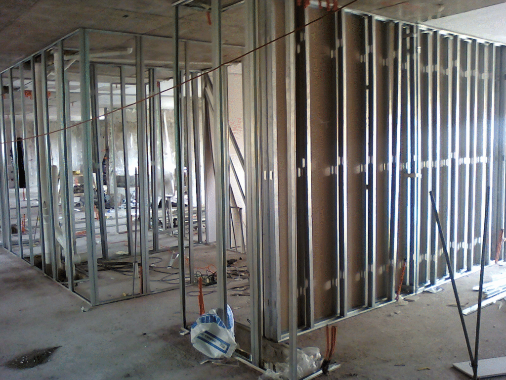 estructura de tabique técnico en obra interior.