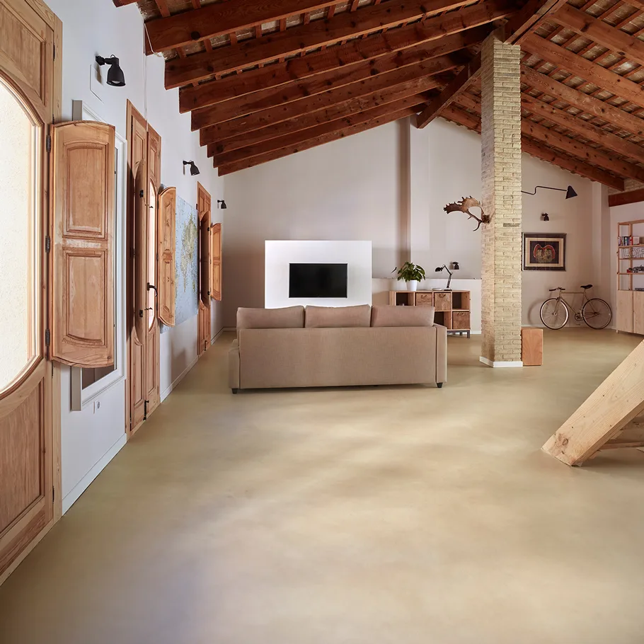 pavimento continuo de microcemento en vivienda de lujo en Madrid.