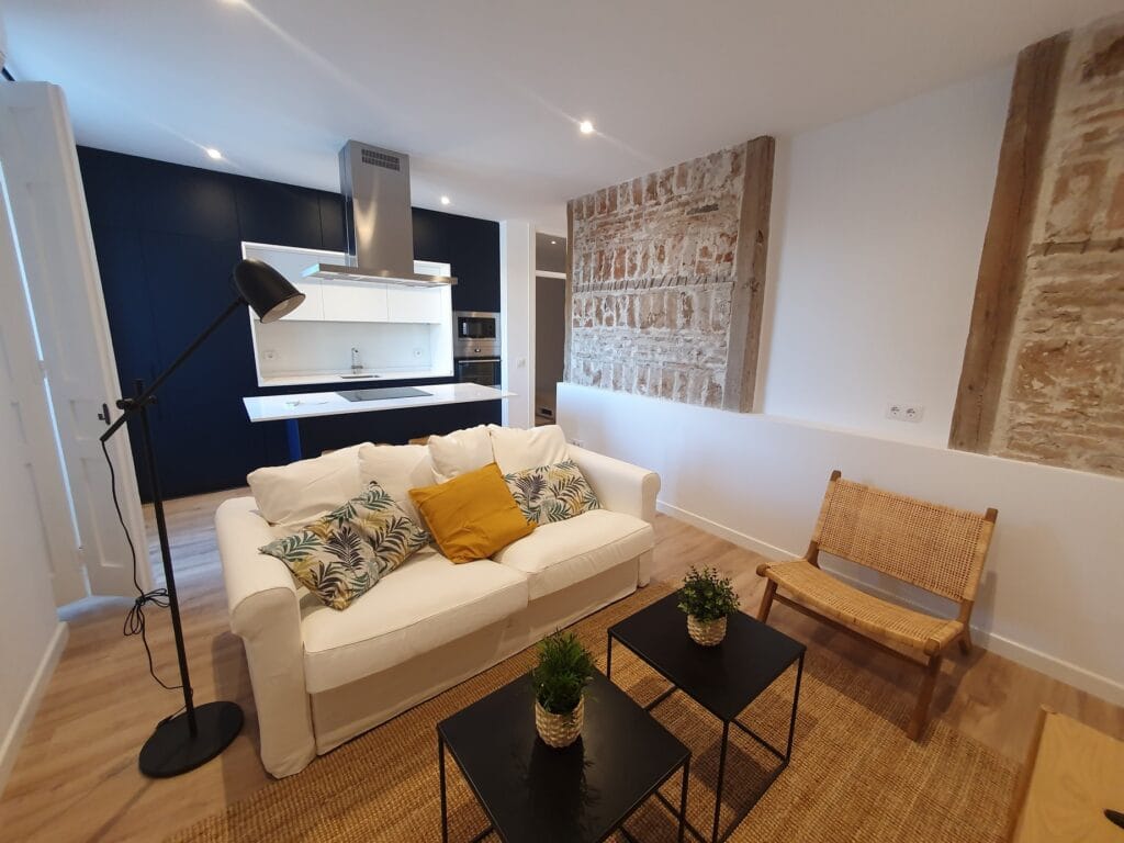 Salón reformado en piso antiguo de Madrid con acabados premium y diseño contemporáneo