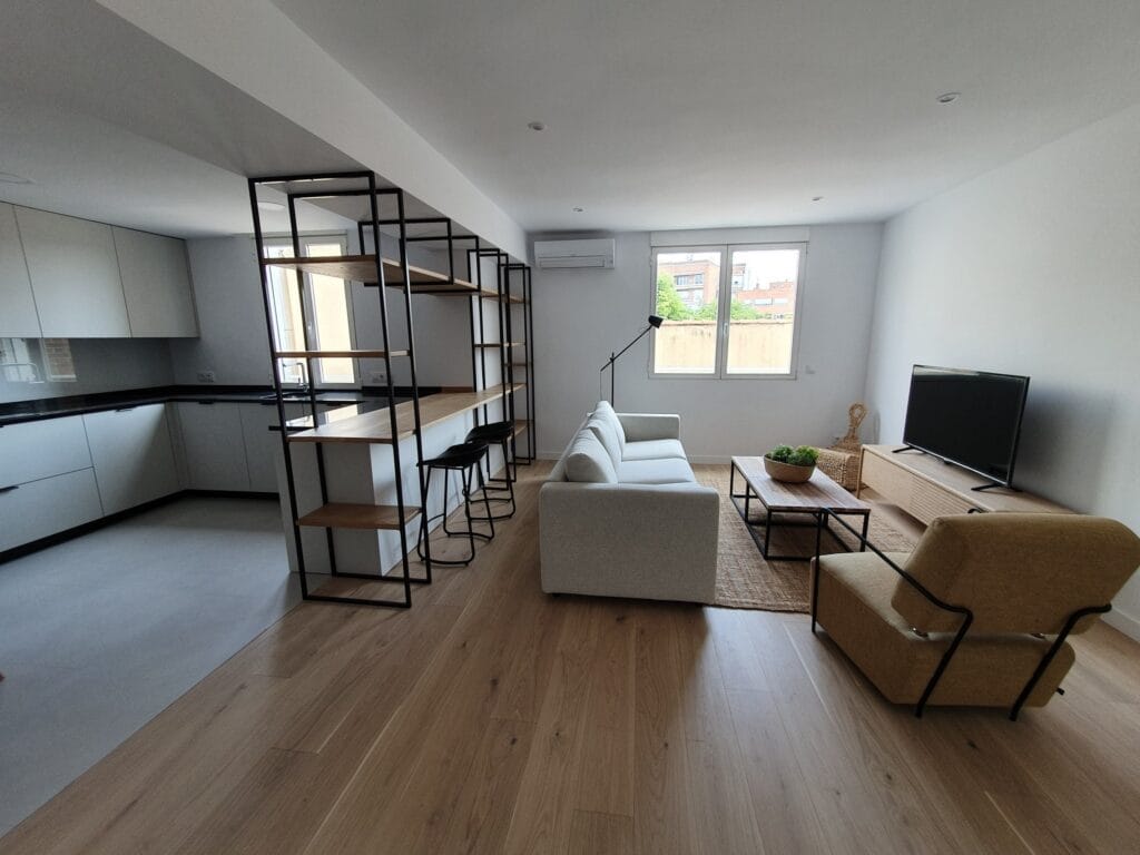 Cocina moderna integrada en reforma integral premium en Madrid